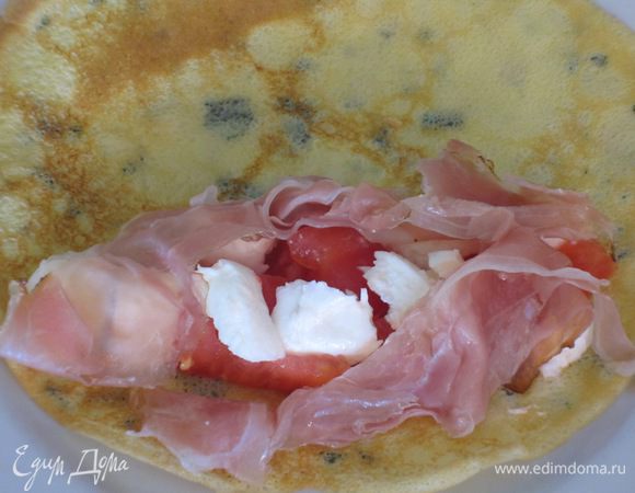 На блинчики выложить моцареллу,пластинки окорока,помидоры,листочки базилика....