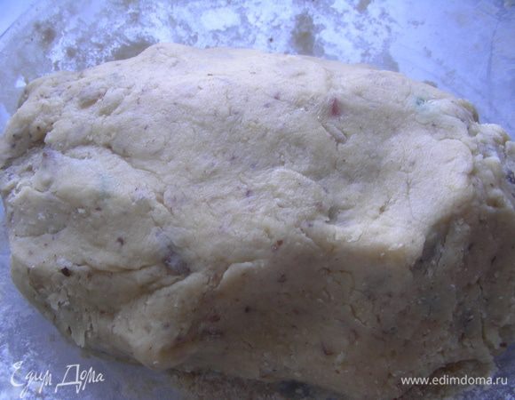 Все ингредиенты смешиваем насадкой для теста, а можно и просто руками. Эластичное и податливое тесто получается. Чтобы потом легче было с ним работать, можно его ненадолго поставить в холодильник.
