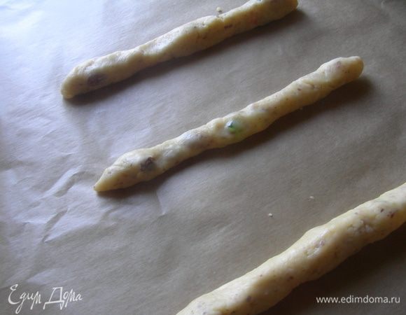 Отрываем кусочки теста и раскатываем их в жгутики толщиной с карандаш (или немного потолще). Я их делала не сильно длинными, так их легче раскатывать. Нам нужно 3 жгутика.
