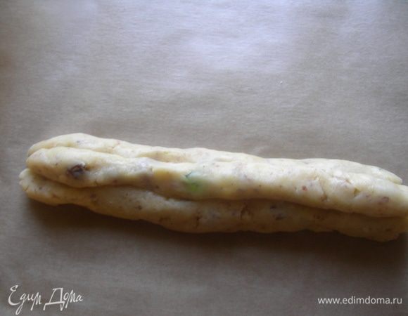 Два жгутика соединяем, на них укладываем третий и слегка прижимаем. 
