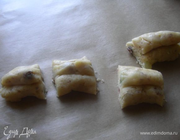 Режем на кусочки длиной 3-4 сантиметра. И так продолжаем, пока тесто не закончится.
