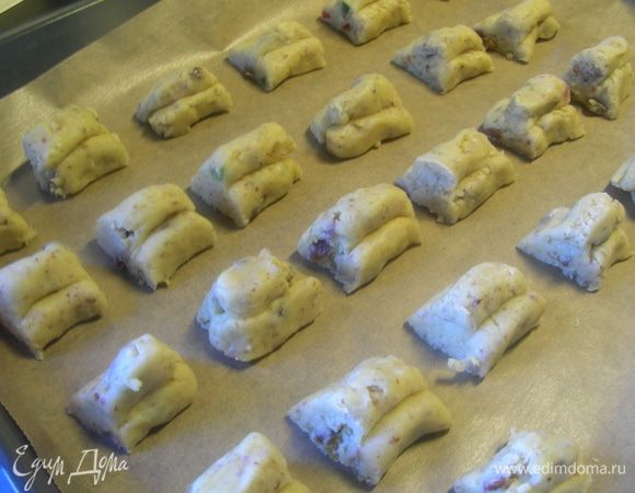 Печений получается штучек 30. Выкладываем их на противень, застеленный бумагой для выпечки. Выпекаем при 180 гр 10-15 минут до легкого золотистого цвета. 