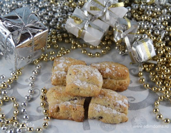 Остужаем. Посыпаем сахарной пудрой. И дегустируем или дарим друзьям-родственникам. А в закрытой жестяной коробке их можно хранить до 3 недель. Приятных Вам праздников))
