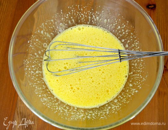 На приготовление самого пирога у нас уйдет минимум времени и потребуется минимум используемой посуды, а именно: миска, венчик... (весы!), форма для выпечки 22 см. 
Разбить в миску 3 яйца и размешать венчиком вместе с сахаром до растворения сахара. 