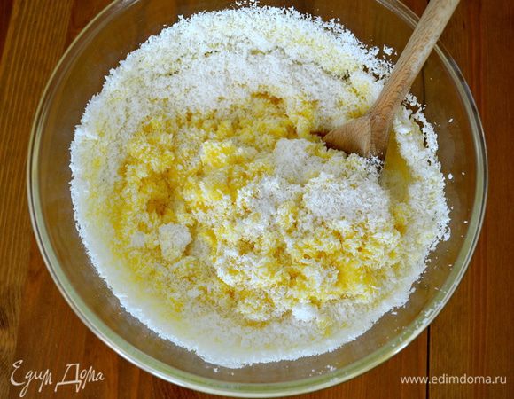 Затем добавить к яйцам кокосовую стружку и как следует перемешать. Здесь лучше себе помочь уже деревянной ложкой! )))) 