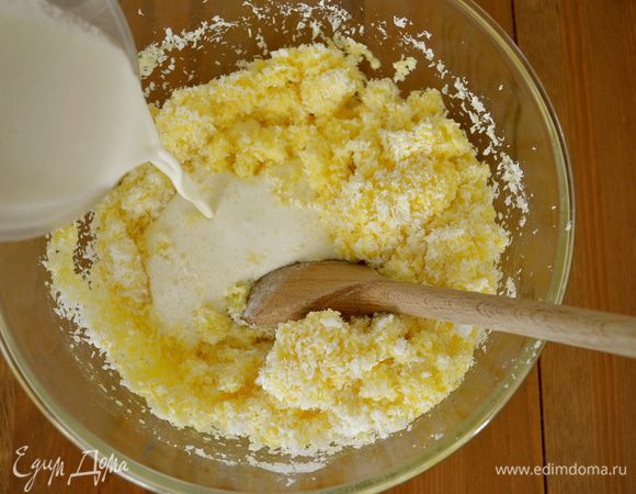 Затем добавить ванилин и сливки. Снова перемешать. 