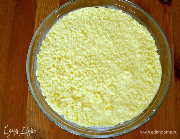 Через 20 минут добавить в тесто разрыхлитель и переложить его в подготовленную форму для выпечки. Поставить в духовку на средний уровень на 30-40 минут (следить по своей духовке).