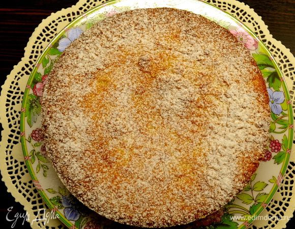 Готовый пирог остудить. Переложить на сервировочное блюдо и присыпать сахарной пудрой (по желанию).