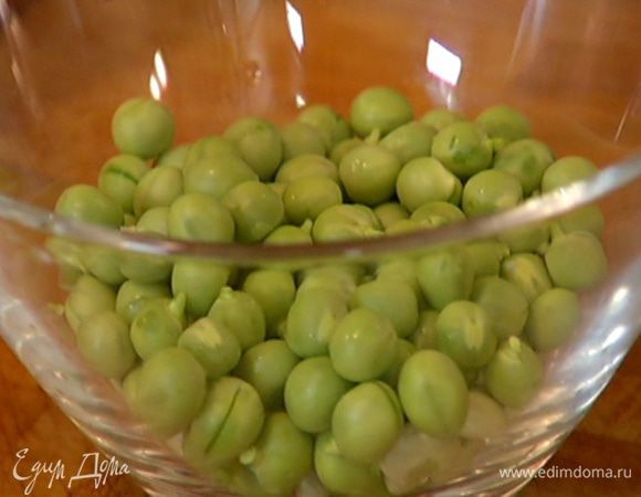 Горошек предварительно разморозить.