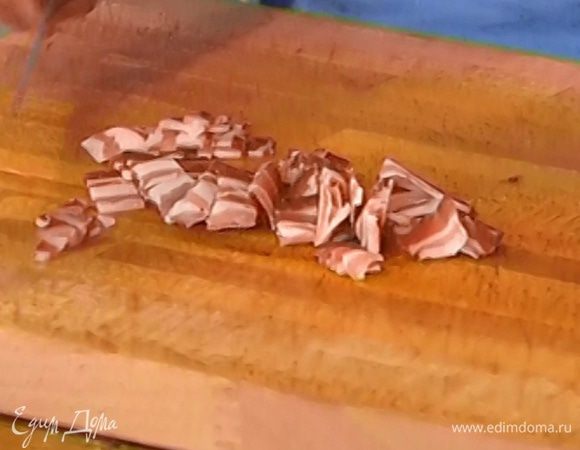 Бекон нарезать маленькими кусочками.
