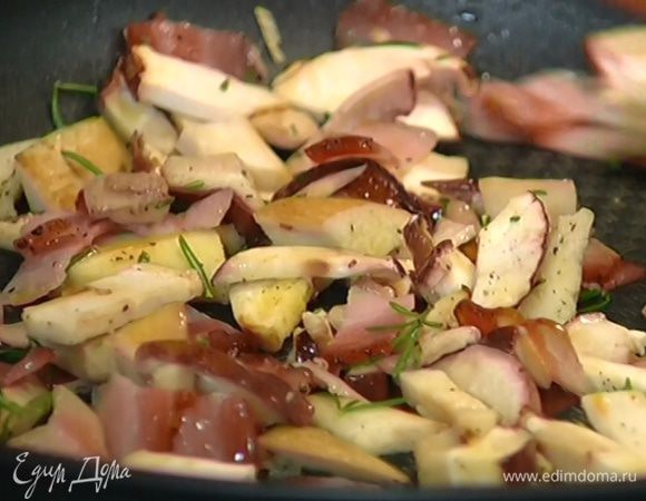 Грибы почистить, порезать маленькими кусочками, выложить в сковороду с беконом, посолить и поперчить.