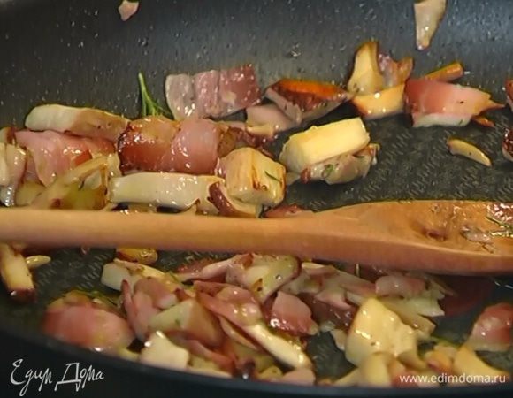 Добавить листья тимьяна и розмарина и обжарить бекон до золотистого цвета.