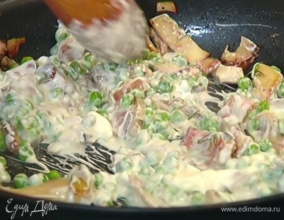 Выложить к бекону зеленый горошек, маскарпоне и, непрерывно перемешивая, все вместе прогреть.