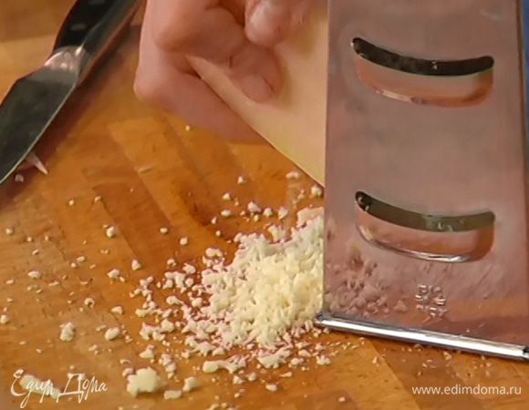 Сыр натереть на мелкой терке.