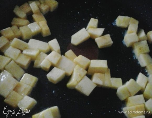 Тыкву нарезаем небольшими кубиками, обжариваем на оливковом масле до золотистой корочки. Готовую тыкву выкладываем на бумажное полотенце, чтобы лишнее масло стекло, немного солим и посыпаем свежемолотым перцем. 