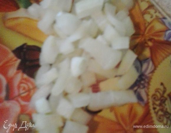 Лук нарезать мелким кубиком. 