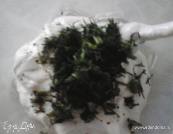 Готовим соус: укроп мелко нарезаем, смешиваем с майонезом (кто не любит майонез, можно использовать сметану). формируем салат. На дно бокала или стакана выкладываем немного тыквы, сельди, затем слой лука, яблок и последним слоем снова тыква. Поливаем все соусом и украшаем веточкой укропа.