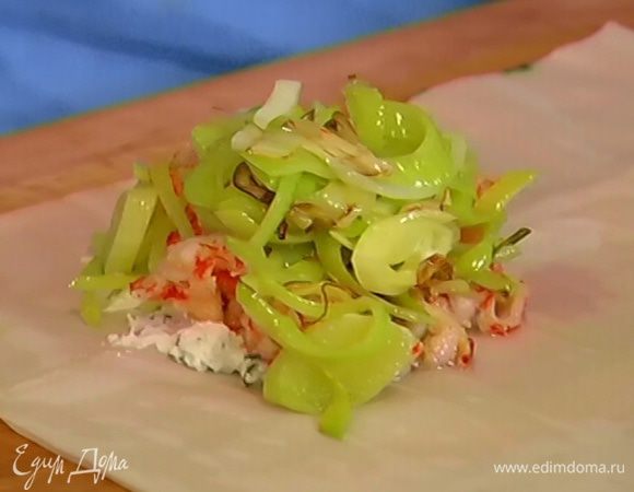 На один угол каждого квадрата выложить немного соуса, 1 ст. ложку раковых шеек и 1 ст. ложку лука-порея, затем накрыть второй половиной квадратов, сложив тесто по диагонали так, чтобы получился треугольник.