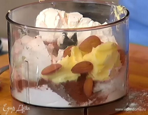 Муку соединить с миндалем, сахарной пудрой и какао, добавить предварительно размягченное сливочное масло и измельчить все в блендере.