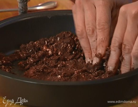 Полученную массу равномерно выложить в форму для выпечки, прижимая тесто пальцами, и отправить на 10 минут в морозильник.