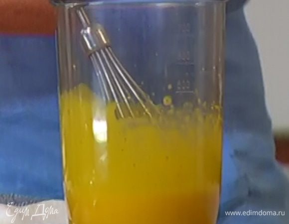 Желтки взбить мискером в светлую массу.