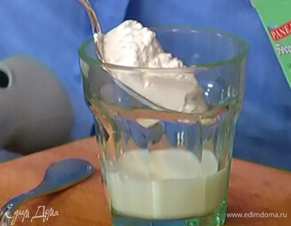 Крахмал всыпать в оставшееся молоко, перемешать, ввести в желтково-шоколадную массу и взбить все миксером.