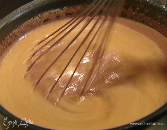 Вернуть кастрюлю на огонь и, продолжая помешивать, прогревать, пока крем не загустеет.