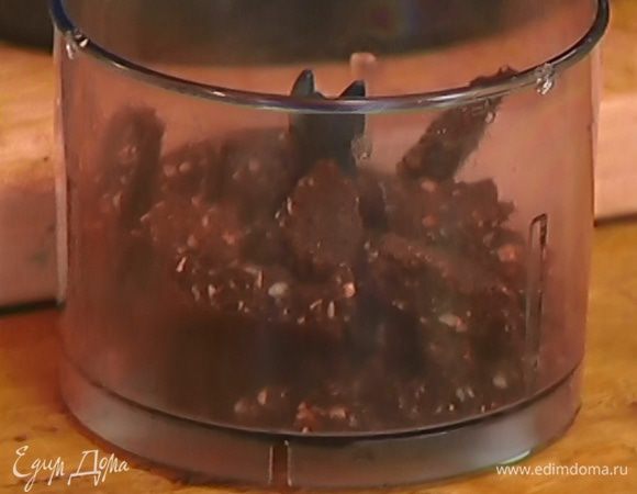 Готовый корж остудить, затем поломать на небольшие кусочки и измельчить в блендере в крошку.