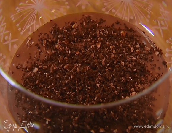 В большие прозрачные бокалы выложить слоями крошку, шоколадный крем и снова крошку. 