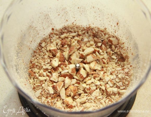 Орехи порубить крупно. 
