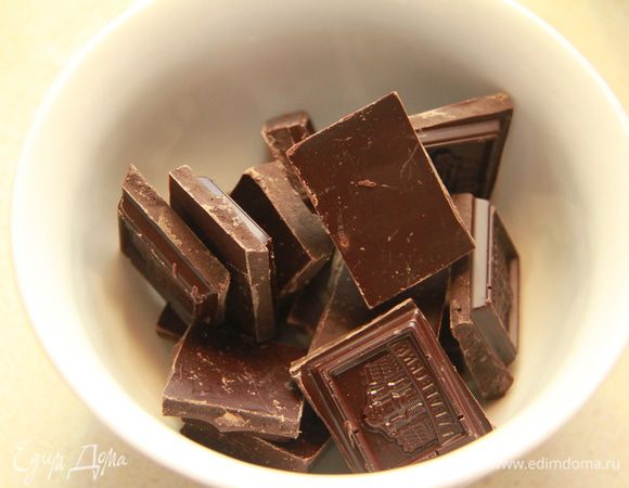 Шоколад поломать на куски, растопить в микроволновке или на водяной бане.
