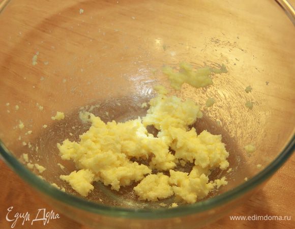 Масло, сахар, ванильный сахар и соль взбить до пушистого состояния. 