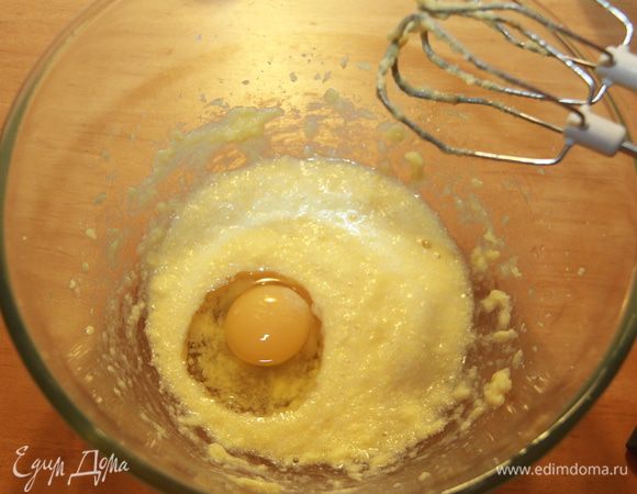 По одному добавить яйца.