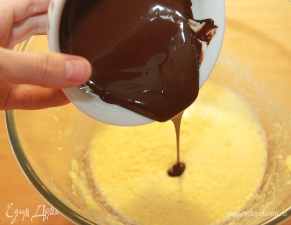 Подмешать жидкий шоколад в яичную смесь.
