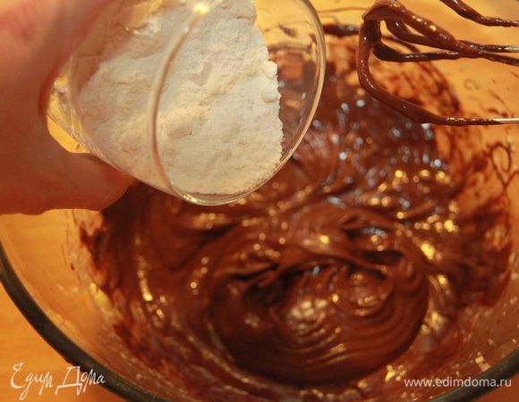  Добавить муку, разрыхлитель и размешать осторожно. 