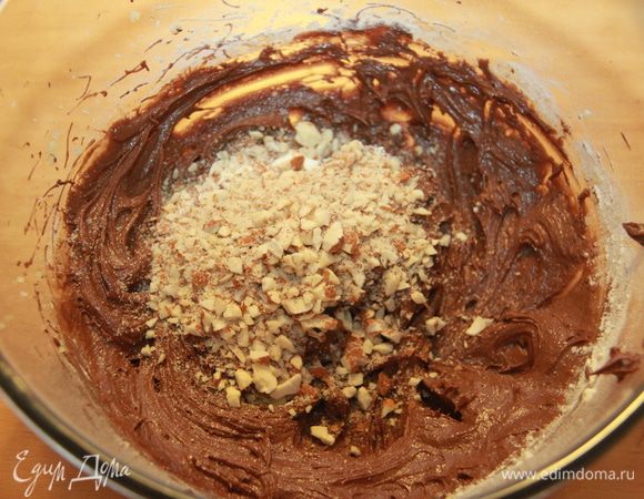  Добавить рубленые орехи, немного отложив для посыпки. 
