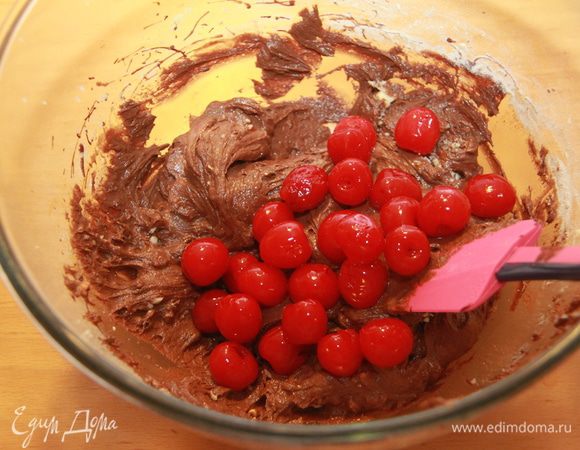 Добавить вишню, промокнув  о салфетку, чтобы не была влажной (я использовала вишенки мараскино).