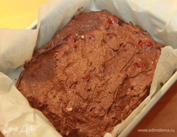 Вылить смесь в лоток, выстланный бумагой для выпечки, сверху посыпать оставшимся миндалём, слегка придавливая его, и выпекать в предварительно разогретой духовке при температуре 180 градусов примерно 20-25 минут.  