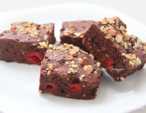 Охлаждённый пирог полить по желанию тёплой глазурью (у меня такого желания не возникло). Пирог нарезать кубиками. Приятного чаепития!!!