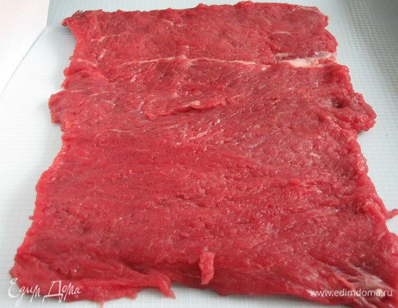Разрезать телятину вдоль, не дорезая, примерно 1,5 см до края. Развернуть, как книгу, срезать толстые места и отбить.