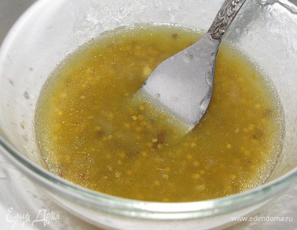 Смешать зерновую горчицу, оливковое масло и лимонный сок. 