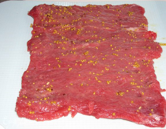 Смазать этой смесью пласт мяса с обеих сторон.