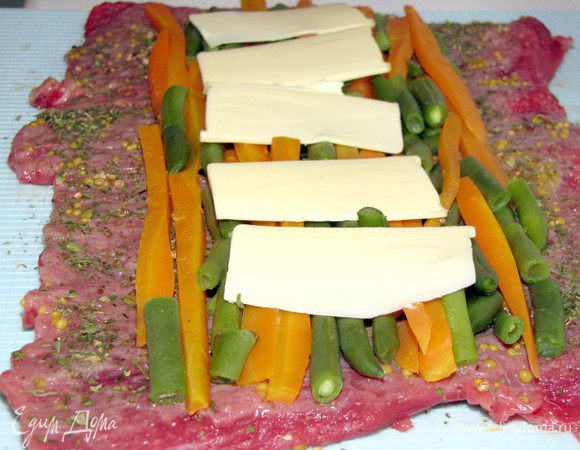 Сверху распределить тонкие пластинки сливочного масла.