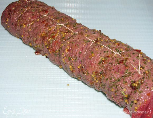 Свернуть тугой рулет, перевязать его кулинарной нитью, завернуть в пленку и оставить мариноваться на 1 час.