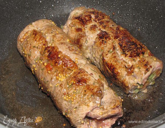 Затем  быстро обжарить рулет в раскаленном растительном масле со всех сторон. У меня рулет получился слишком длинным, поэтому пришлось разрезать его на две части.