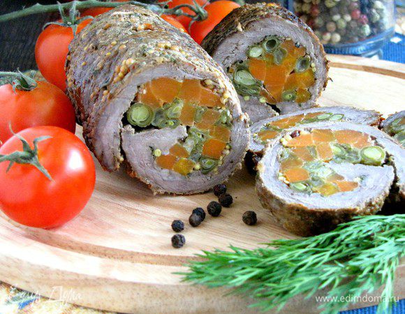 Рулет готов! Нарезаем, пробуем.))) Или заворачиваем в фольгу, охлаждаем, убираем в холодильник. Затем подаем, как холодную закуску. Очень вкусно!