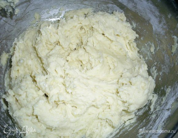 Все тщательно перемешиваем, если нужно, можно немного посолить, и добавляем муку. Советую всыпать сначала стакан, а затем добавлять понемногу до нужной консистенции теста. Готовое тесто будет немного липнуть к рукам. Это нормально.