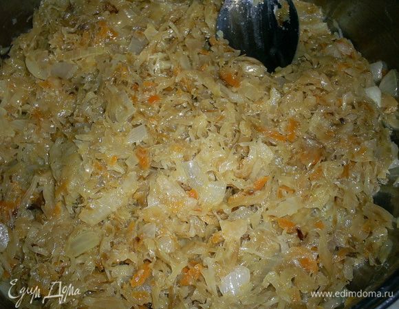 Заранее позаботимся о начинке. Она должна успеть остыть. Лук мелко режем и обжариваем до прозрачности, добавляем натертую на крупной терке морковь и жарим до полуготовности. Затем добавляем на сковороду отжатую квашеную капусту, перемешиваем и тушим под закрытой крышкой 20-25 минут на медленном огне. Периодически помешиваем, чтоб не пригорело, если нужно, добавляем соль, сахар по вкусу. Можно налить пару ложек воды, чтобы капуста лучше протушилась.