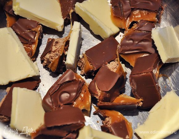 Батончики поломать на кусочки и растопить в кастрюльке вместе с маслом.