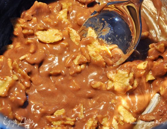 Расплавить, размешивая, пока не превратится в однородную массу. Смешать с хлопьями.